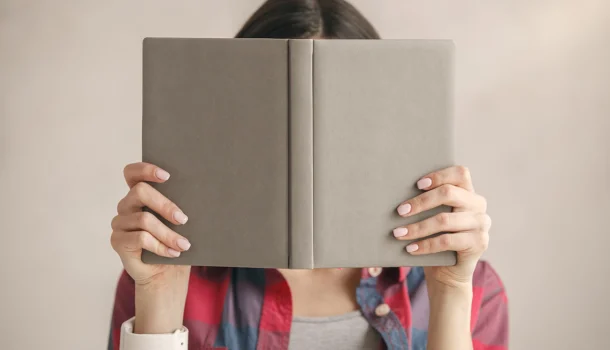 O livro mais vendido e mais lido no mundo em 2025: uma vitória do marketing sobre a literatura