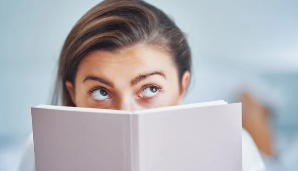 O livro mais vendido de 2025 no Brasil é tão ruim que virou fenômeno