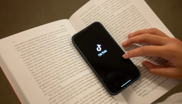 O TikTok tem formado mais leitores do que a escola: um sintoma do fracasso do sistema educacional contemporâneo