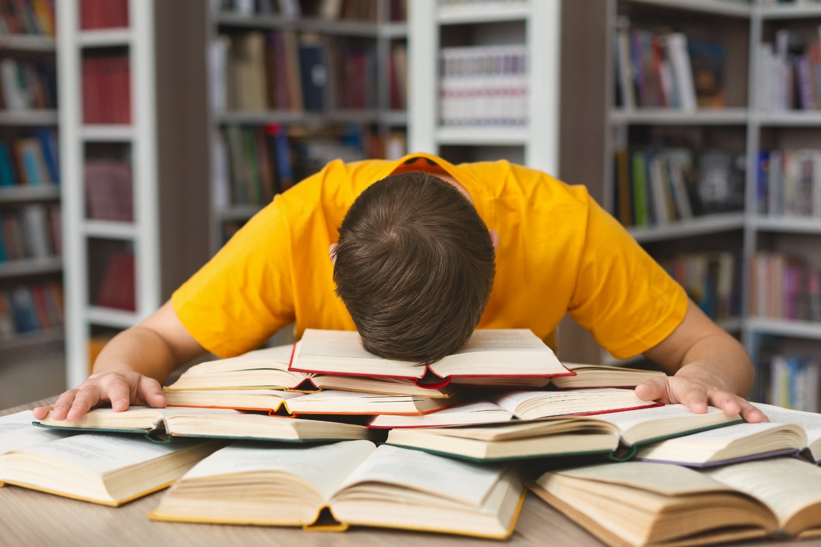 A nova literatura do burnout: 5 autoras que estão escrevendo o cansaço contemporâneo melhor que qualquer terapeuta
