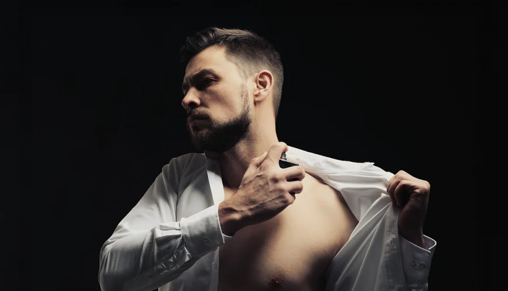 Homem Passando Perfume