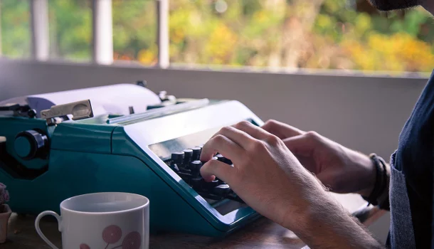 O que é ser leitor profissional? Relato de uma vida entre páginas, cafés e manuscritos