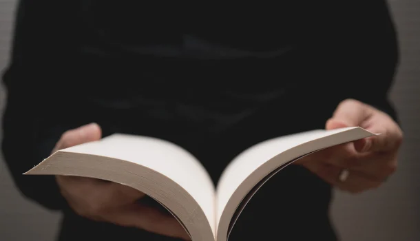 7 livros filosóficos que mostram por que pensar dói — e por que a dor vale a pena