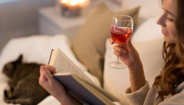 5 livros que só fazem sentido depois de duas garrafas de vinho e uma crise existencial