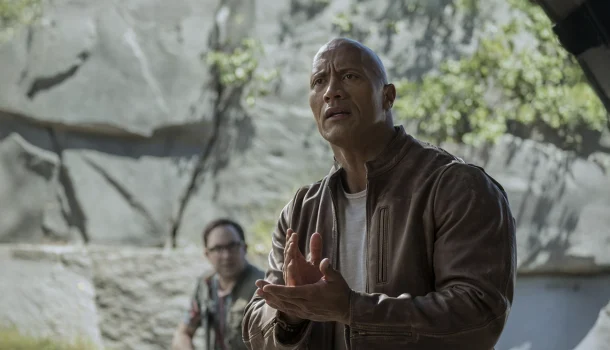 Filme com Dwayne Johnson, que estreou esta semana na Netflix, já lidera no Brasil — e alimenta o vício nacional por ação sem pausa