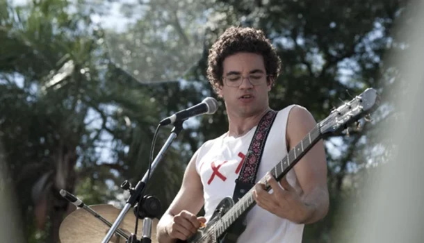 Cinebiografia do maior poeta do rock nacional chega à Netflix e emociona com fórmula certeira