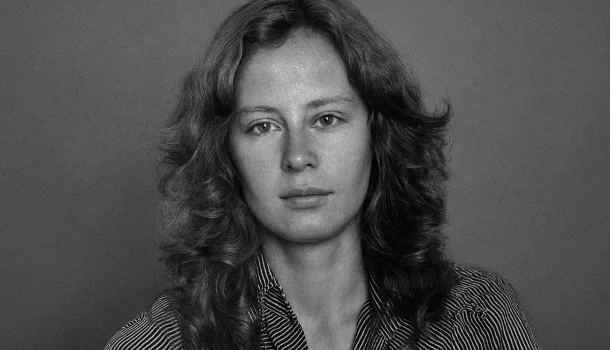 Ela se jogou do oitavo andar. Era sábado. Tinha 31 anos. Antes, mudou a poesia brasileira