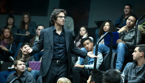 Modernização de clássico de Dostoiévski: o filme sombrio e fascinante que está na Netflix