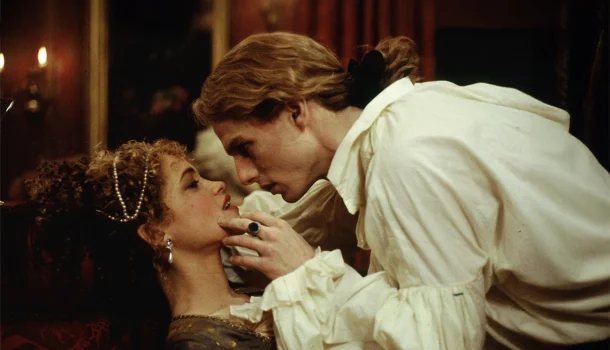 Polêmico, premiado e inesquecível: o terror baseado em best-seller de Anne Rice que marcou uma geração, no Prime Video