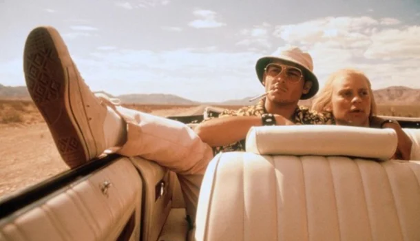 Na Netflix, Johnny Depp e Benicio del Toro reprogramam sua mente em 2 horas