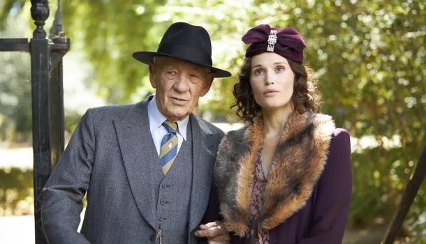 Ian McKellen nunca esteve tão cruel. E o pior: você vai amá-lo por isso. Disponível no Prime Video