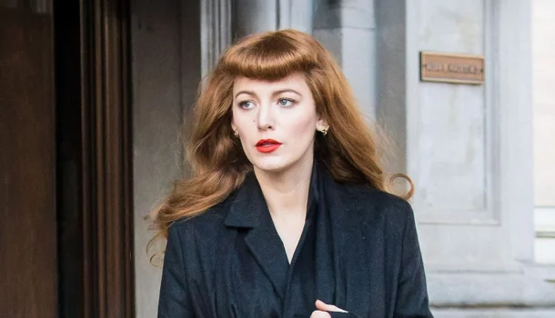 Na Netflix, Blake Lively e Jude Law em um jogo de vingança que não dá respiro