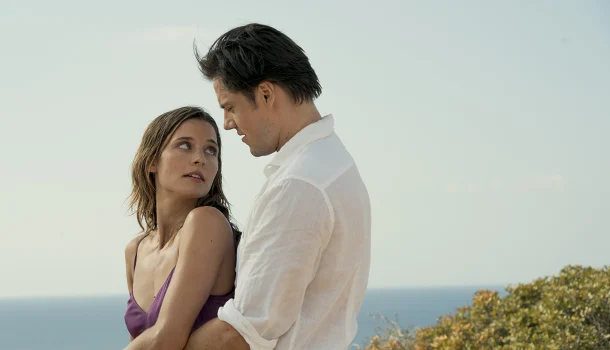Novo suspense da Netflix estreou hoje e mostra como desejo e perigo podem dividir a mesma cama