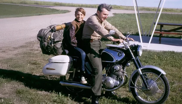 Há meio século, um homem pôs o filho na garupa da moto, cruzou os Estados Unidos e mudou a história da filosofia