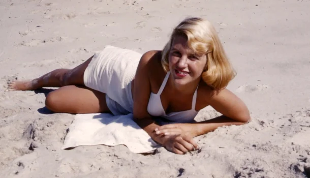 A última madrugada de Sylvia Plath: Londres, 1963, portas vedadas, filhos dormem, ela escreve e morre ao amanhecer