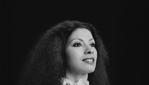 Ela foi a primeira mulher a vender 100 mil discos de samba. Venceu a fome e o machismo. Morreu aos 40 anos, de forma absurda