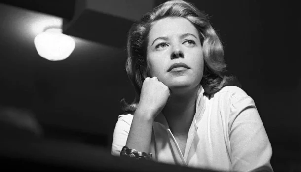 Ela pagou o preço do escândalo. Morreu discretamente. Virou lenda. Mudou a poesia brasileira