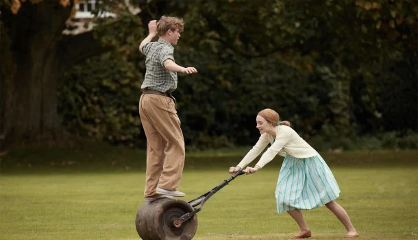 Drama romântico com Saoirse Ronan no Prime Video adapta Ian McEwan e quase ninguém viu no cinema