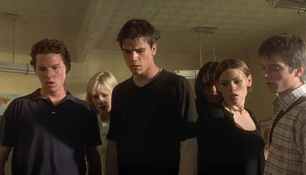 Clássico cult de terror e ficção científica de Robert Rodriguez envelhece como whisky e está no Mercado Play