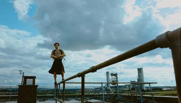 Poesia e dureza: filme com Barry Keoghan no Mubi é realismo fantástico arrebatador