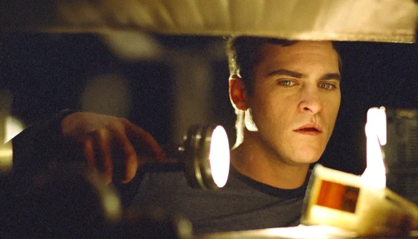 Obra-prima de M. Night Shyamalan com Mel Gibson e Joaquin Phoenix acaba de chegar à Netflix