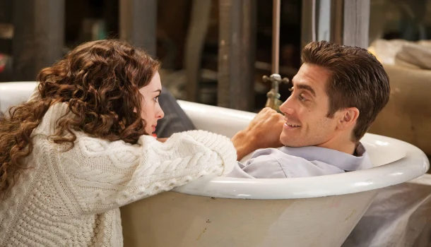 A melhor comédia romântica do mês — com Anne Hathaway e Jake Gyllenhaal, na Netflix