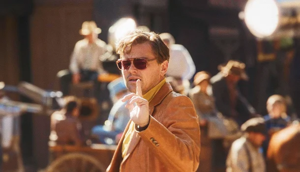 O último grande filme de Tarantino, ganhador de 2 Oscars, com Leonardo DiCaprio e Brad Pitt, está na Netflix