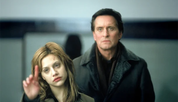 Thriller esquecido com Michael Douglas e Brittany Murphy chega à Netflix e te lembra do quanto é perturbador