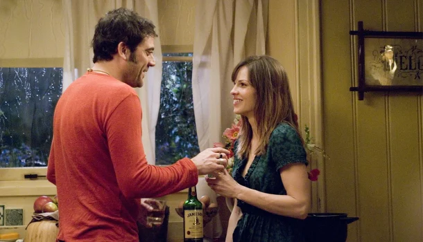 Romance com Hilary Swank que fez mais de 30 milhões de espectadores caírem aos prantos nos cinemas está na Netflix
