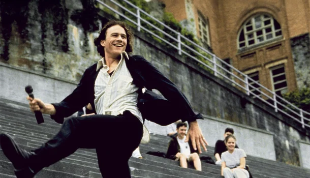Filme que lançou Heath Ledger e marcou uma geração de adolescentes está na Disney