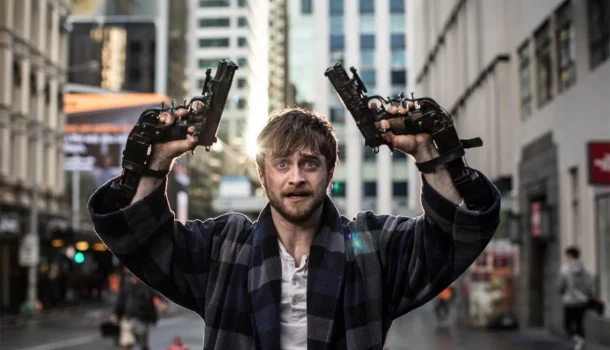 Daniel Radcliffe troca varinhas por pistolas em filme caótico e divertido na HBO Max Daniel Radcliffe troca varinhas por pistolas em filme caótico e divertido na HBO Max