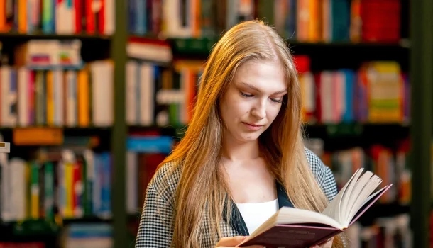 Os 10 livros mais vendidos do mundo em 2025 até agora, com tradução no Brasil