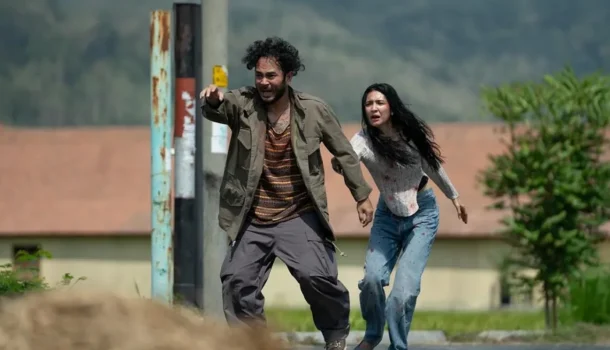 Filme de zumbi se torna sensação mundial e alcança o top 1 global da Netflix no dia da estreia. Filme de zumbi se torna sensação mundial e alcança o top 1 global da Netflix no dia da estreia.