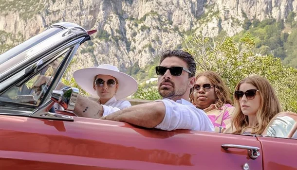 Novo filme do Prime Video mistura comédia, mistério, reviravoltas e crime sob o sol da Itália