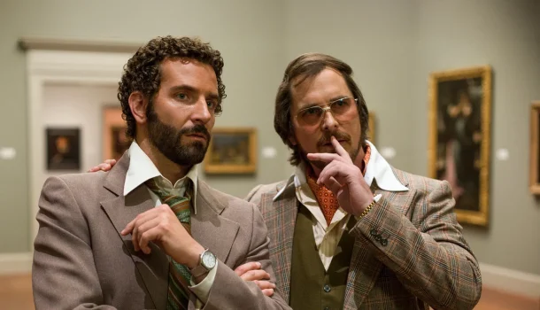 Vencedor do Globo de Ouro e indicado ao Oscar, filme com Christian Bale e Bradley Cooper é a melhor opção da semana na Netflix