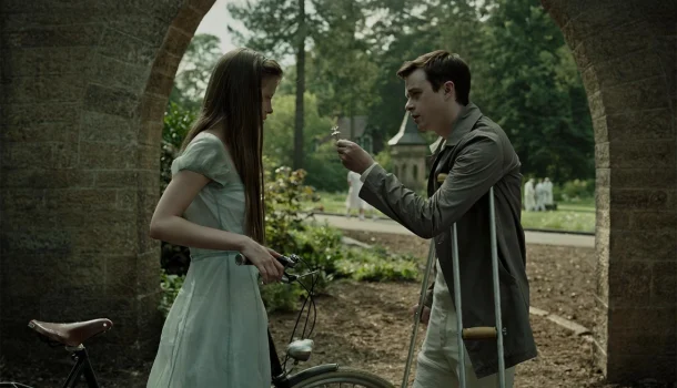 Suspense de Gore Verbinski com Mia Goth, na Netflix, arranca você da zona de conforto e não devolve