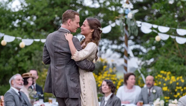 Filme com Michael Fassbender no Prime Video carrega o peso e a delicadeza de um grande romance literário