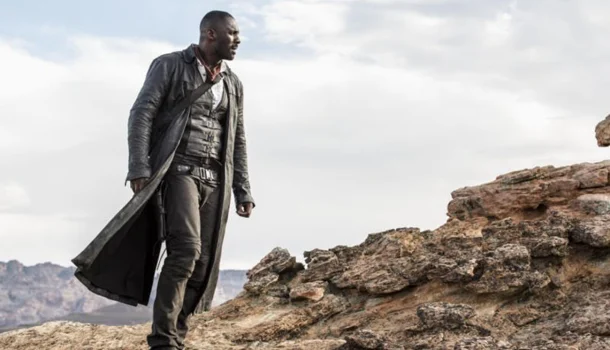 Inspirado na série de livros de Stephen King que vendeu 30 milhões, filme mistura faroeste e ficção científica na Netflix