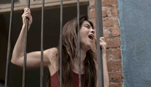 O novo filme da Netflix que expõe o peso invisível da vida moderna e retrata mulheres à beira da exaustão