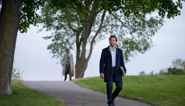 Bradley Cooper vive o papel mais subestimado da carreira em um dos filmes mais inteligentes do Prime Video