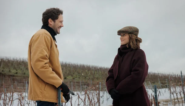 O romance natalino da Netflix que chegou hoje para aquecer seu coração e te fazer acreditar no amor outra vez