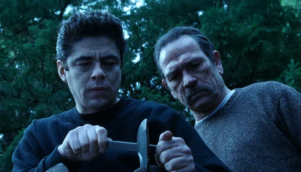 Se você gosta de ação real, prepare-se: Tommy Lee Jones e Benicio Del Toro travam o duelo mais feroz do cinema — no Prime Video