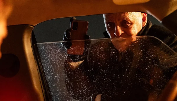 Um carro. Um ladrão. Uma voz no viva-voz. Anthony Hopkins no comando — no Prime Video hoje