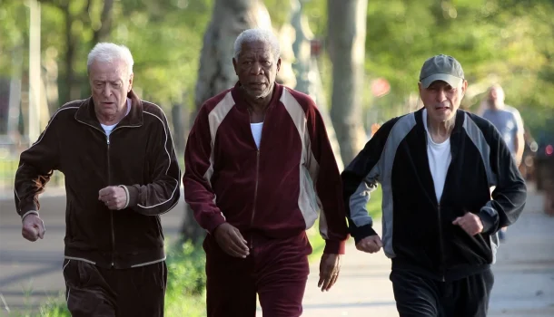 Comédia com Morgan Freeman e Alan Arkin, na Netflix, é aquele tipo raro de filme que abraça sem precisar dizer nada