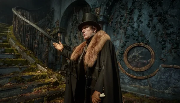 Guillermo del Toro reinventa clássico do terror gótico e entrega uma das experiências mais belas do cinema recente, na Netflix