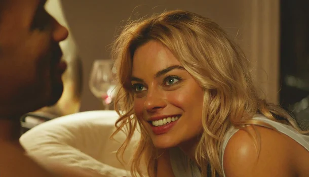 Crime, romance e risadas: Margot Robbie no golpe mais charmoso que acaba de chegar à Netflix