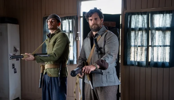 O Prime Video recebe Henry Cavill em filme de guerra que abraça o exagero de Guy Ritchie
