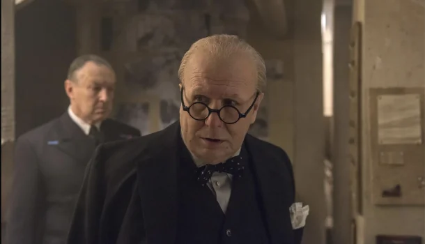 Drama épico com Gary Oldman é aula de história em uma sessão de sofá, na Netflix