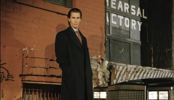 Um pesadelo hedonista: o terror com Christian Bale, na Netflix, que deixaria Baudrillard sem palavras