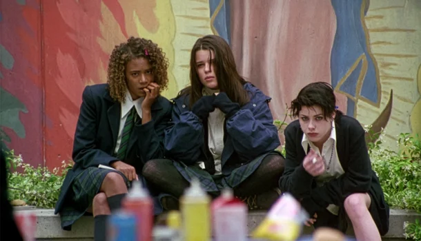 Redescoberto como fenômeno cult, clássico adolescente dos anos 90 renasce e ainda deixa muito filme recente no chinelo, na Netflix